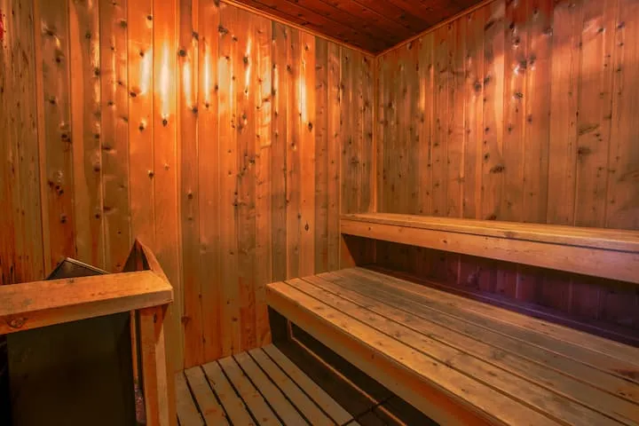 Private Room - Queen Bed
