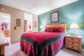 Private Room - Queen Bed